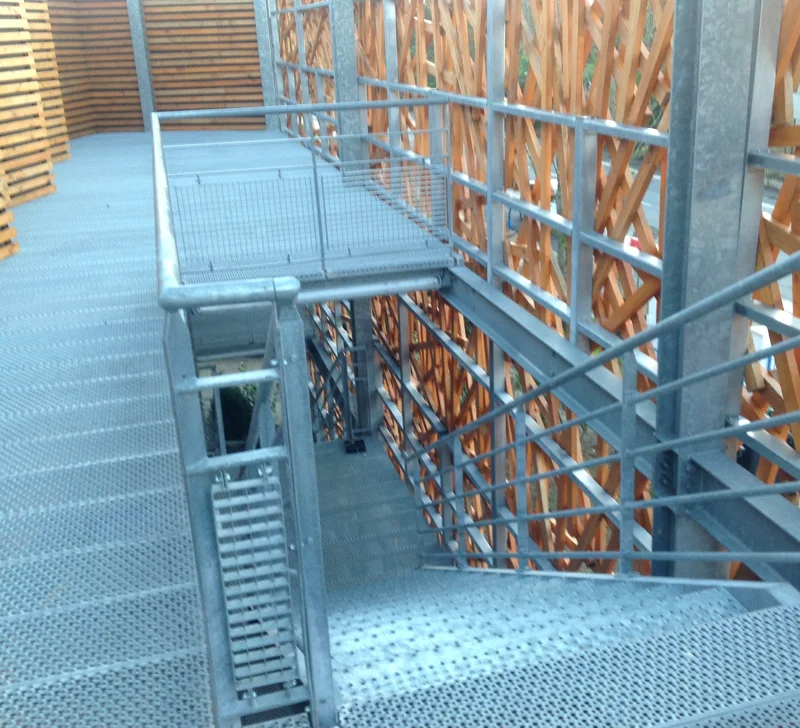 Grilles de sécurité utilisées pour passerelle piétonne et en marches d’escaliers antidérapantes